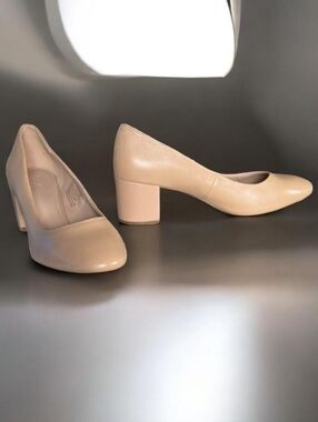 NWOT FIND. BRAND  ( 9.5 ) Camel/Tan Chunky Block Heel Pump